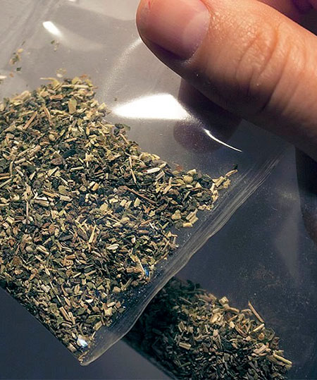 Пакет со спайсом в руке